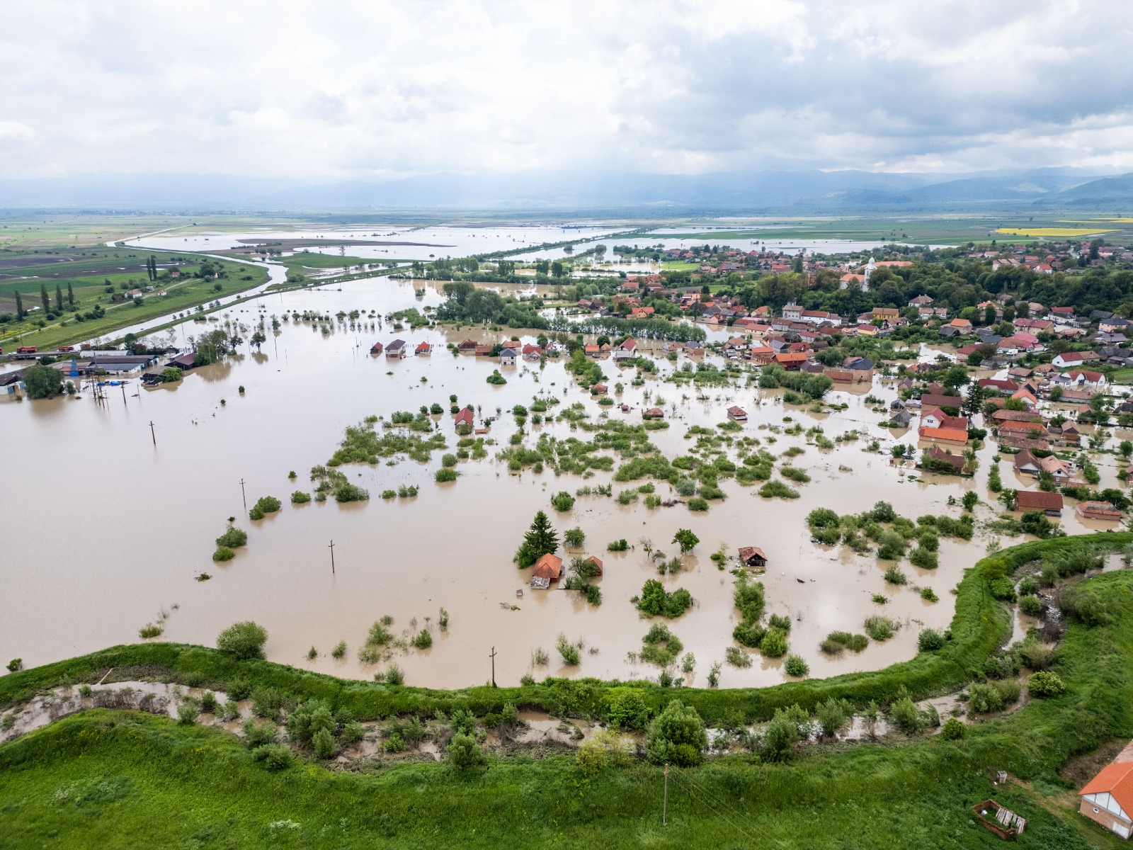 Un milion de lei, ajutor de urgență pentru localitățile afectate de inundații din Covasna